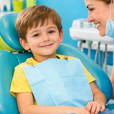 Symbolbild: ängstlicher Junge lächelt zuversichtlich in die Kamera (Illustration)